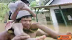 Citizen6, Trenggalek: Seorang bapak menggendong anaknya untuk mengungsi dari banjir yang semakin meninggi.