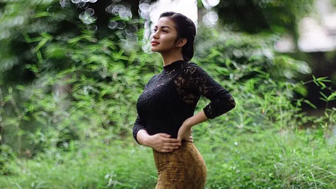 FOTO: Gaya Ariel Tatum Pakai Kebaya, Anggun dan Makin Memesona