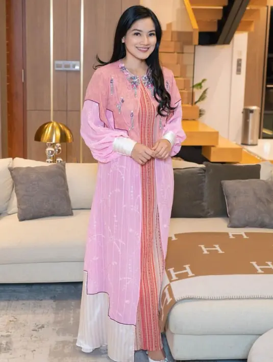 Titi Kamal juga mengenakan dress panjang warna pink orange lengan panjang memiliki aksen bead pada bagian leher. Cocok untuk yang berkerudung.  [@titi_kamall]