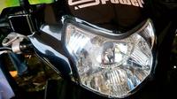 Mika lampu motor kusam bikin cahaya berkurang. Dengan perawatan sederhana, tampilannya bisa bening lagi seperti baru (caraatasimotor)