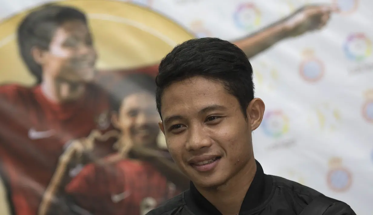 Bintang masa depan Indonesia, Evan Dimas, tersenyum malu saat jumpa pers bersama Menpora, Imam Nahrawi. Pada sambutannya Menpora berharap Evan bisa menjadi contoh bagi pesepak bola Indonesia lainnya. (Bola.com/Vitalis Yogi Trisna)