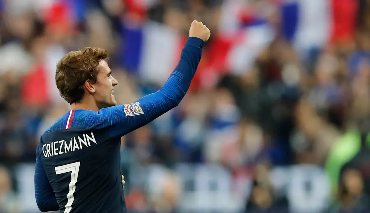 Penyerang Prancis, Antoine Griezmann berselebrasi usai mencetak gol ke gawang Jerman pada laga UEFA Nations League di Stadion Stade de France, Paris, Selasa (16/10). Dua gol Griezmann membawa Prancis menaklukkan Jerman 2-1. (AP Photo/Christophe Ena)