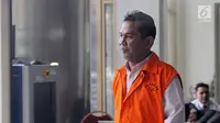 Ekspresi Bupati Hulu Sungai Tengah (HST) Abdul Latif usai menjalani pemeriksaan di Gedung KPK, Jakarta, Selasa (30/1). (Liputan6.com/Herman Zakharia)