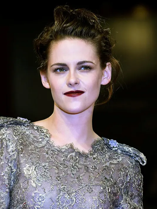 Dalam video yang berdurasi tak lebih dari 39 detik itu, kita dapat melihat kedua sejoli ini bertengkar tanpa kata, hingga akhirnya Nia memutuskan meninggalkan Silas. (Bintang/EPA)