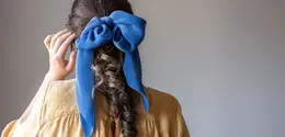 Updo juga cocok digunakan untuk berbagai suasana. Mau tampil profesional saat bekerja, terlihat anggun untuk acara khusus, atau tampil effortless saat hangout pun bisa dengan gaya yang sederhana. Yang kamu butuhkan hanyalah sedikit teknik dasar, beberapa karet rambut, dan bobby pins. (foto/dok: freepik/pvproductions)