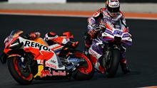 Pembalap Pramac Racing, Jorge Martin (kanan), bersenggolan dengan pembalap Repsol Honda, Marc Marquez dalam MotoGP Valencia yang berlangsung di Sirkuit Ricardo Tormo, Valencia, Spanyol Minggu (26/11/2023). (AFP/Javier Soriano)