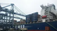 Kapal petikemas terbesar pertama di Indonesia ini sandar di Dermaga Jakarta International Container Terminal (JICT). Liputan6.com/Septian Deny)
