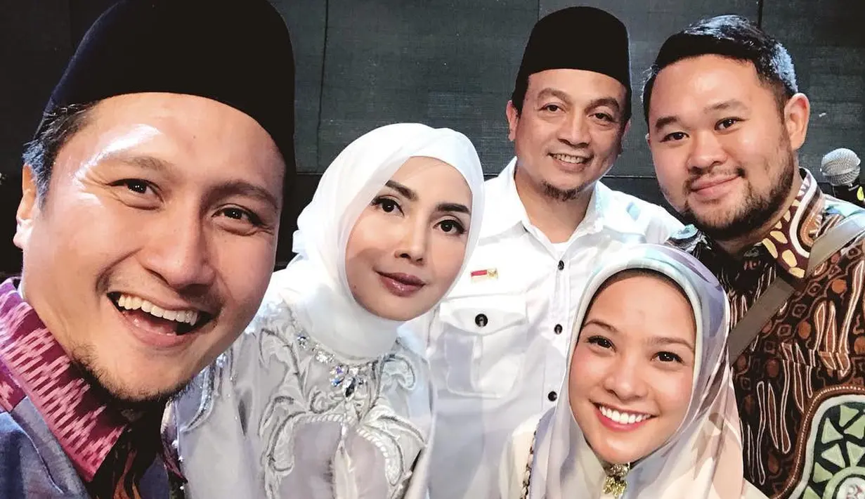 Sebelumnya, Arie Untuk sempat mengunggah foto Fenita saat mengenakan hijab di akun Instagram pribadinya. (Foto: instagram.com/ariekuntung)