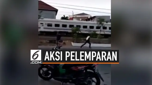 Terjadi aksi pelemparan batu terhadap kereta yang melintas setelah stasiun Purwosari, Solo, Jawa Tengah. Seorang Ibu menjadi korban dari pelemparan tersebut.