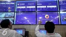 Petugas memperhatikan monitor di kantor pengelola portal INSW, Jakarta, Senin (6/2). Sehingga pemerintah bisa lebih mudah untuk memantau jika ada permasalahan izin maupun bongkar muat. (Liputan6.com/Faizal Fanani)