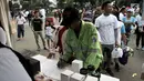 Warga mengisi data saat menukarkan botol bekas di stan ENVIRUN selama hari bebas kendaraan atau car free day (CFD) di Jakarta, Minggu (8/4). Kegiatan ini untuk mengurangi sampah botol plastik yang semakin mencemari lingkungan. (Merdeka.com/Iqbal Nugroho)