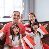 ilustrasi keluarga merayakan kemerdekaan/Odua Images/Shutterstock