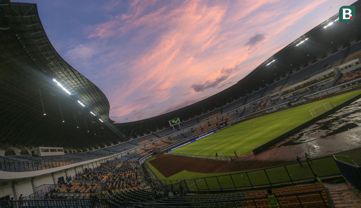 Suasana sore hari dari tribun Stadion Utama Gelora Bandung Lautan Api (GBLA) menjelang laga pekan ketiga BRI Liga 1 2023/2024 antara Persib Bandung melawan Dewa United pada Jumat (14/07/2023). (Bola.com/Bagaskara Lazuardi)