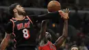 Pemain Miami Heat, Tyler Johnson menghalau tembakan pemain Chicago Bulls, Jerian Grant (kanan) pada laga NBA basketball game di United Center, Chicago, (26/11/2017). Miami Heat menang 100-93.  (AP/Paul Beaty)
