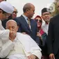 Pemimpin Takhta Suci Vatikan Paus Fransiskus (kanan) mencium tangan Imam Besar Masjid Istiqlal Nasaruddin Umar usai melakukan foto bersama di Masjid Istiqlal, Jakarta, Kamis (5/9/2024). (Liputan6.com/Herman Zakharia)