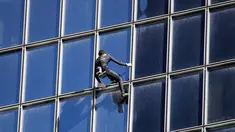 Alain Robert atau juga dikenal dengan nama 'Spiderman Prancis' memanjat gedung di pusat bisnis La Defense, Paris, Prancis, Rabu (14/3). Meski sudah menginjak usia 55 tahun, Alain masih melakukan hobi ekstremnya itu. (AP Photo/Francois Mori)
