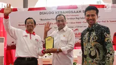 Ketua Gerakan Suluh Kebangsaan Mafud MD (kiri) memberikan cenderamata kepada Menteri Perhubungan Budi Karya Sumadi (tengah) saat dialog Jelajah Kebangsaan di Stasiun Gubeng, Surabaya, Jawa Timur, Kamis (21/2). (Liputan6.com/JohanTallo)