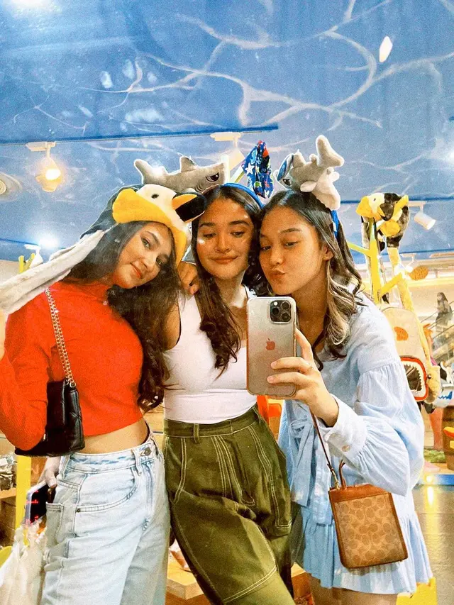 7 Potret Esta Pramanita Kompak Hangout Bareng Pemain Sinetron Roda Roda Gila