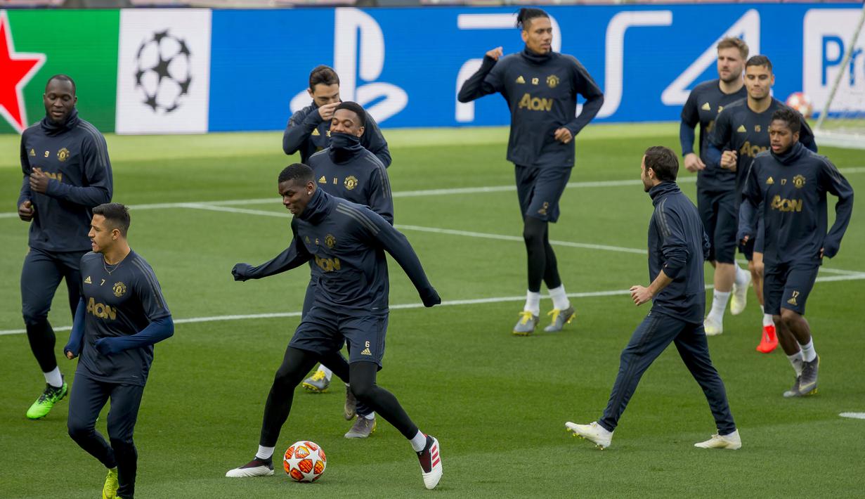 Para pemain Manchester United saat latihan jelang laga Liga Champions di Barcelona, Senin (16/4). Barcelona akan berhadapan dengan Manchester United. (AP/Joan Monfort)