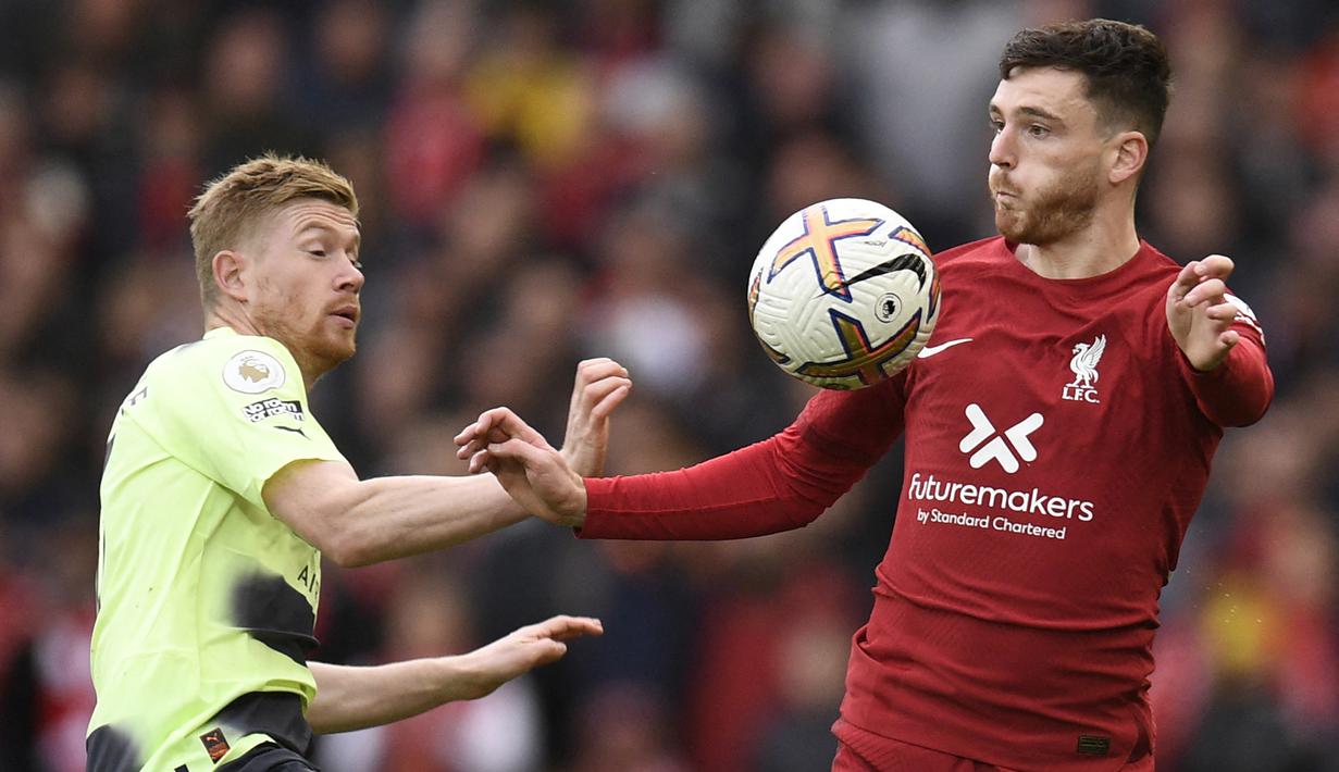 Andrew Robertson. Bek kiri Skotlandia berusia 28 tahun yang sejak awal musim 2017/2018 membela Liverpool usai didatangkan dari Hull City ini menjadi bek kiri dengan nilai pasar tertinggi di Liga Inggris musim 2022/2023. Saat ini ia memiliki nilai pasar senilai 65 juta euro atau setara Rp1 triliun sejak 15 Juni 2022. Sebelumnya bahkan ia sempat mencapai nilai pasar tertinggi senilai 80 juta euro pada akhir tahun 2019. Musim ini ia telah tampil dalam 12 laga di semua ajang dengan torehan 3 assist. (AFP/Oli Scarff)