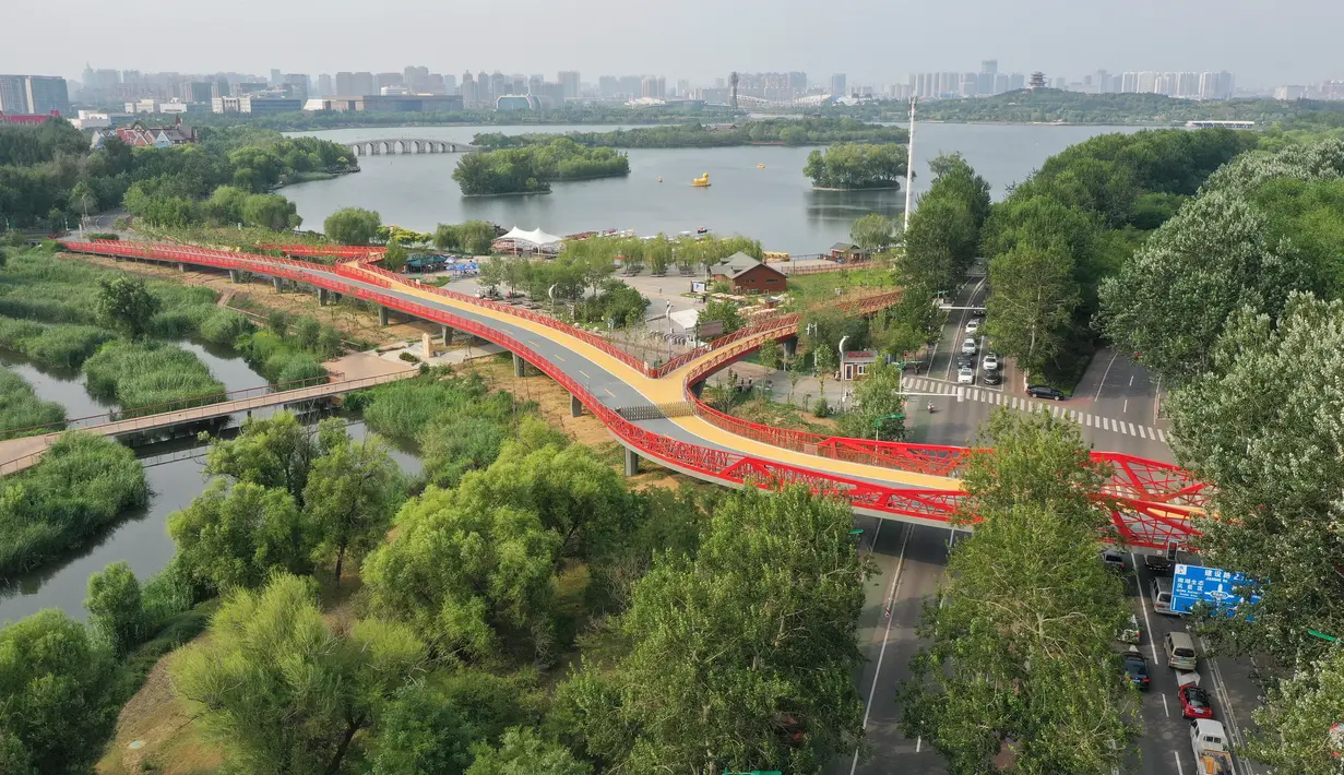 Foto dari udara menunjukkan bagian dari "jalur hijau" di Kota Tangshan, Provinsi Hebei, China utara (10/7/2020). Fase pertama dari proyek "jalur hijau" ini, yang meliputi delapan jembatan wisata dan menghubungkan beberapa taman kota, telah memasuki tahap operasional uji coba. (Xinhua/Yang Shiyao)