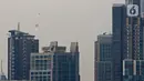 Bendera Merah Putih raksasa dikibarkan menggunakan helikopter TNI AU mengelilingi Jakarta, Jumat (13/8/2021). Pengibaran bendera yang dilakukan TNI AU sebagai bentuk latihan untuk persiapan puncak peringatan HUT ke-76 RI pada tanggal 17 Agustus 2021 mendatang. (Liputan6.com/Herman Zakharia)