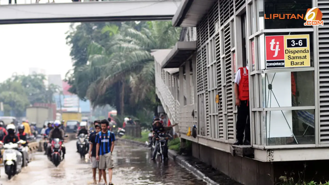 banjir-halte-busway2-130116b.jpg
