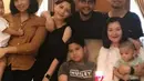 Potret Malik Bawazier bersama dua istri dan anak-anaknya. Keluarga Cut Keke pun dikenal salah satu keluarga artis yang harmonis dan jauh dari gosip. [Foto: Instagram/@ofc_cutkekelovers_seindonesia]
