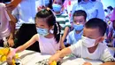 Anak-anak menjajal membuat sablon (rubbing) dalam acara perayaan Festival Pertengahan Musim Gugur di Museum Hainan, Haikou, ibu kota Provinsi Hainan, China selatan (1/10/2020). (Xinhua/Guo Cheng)