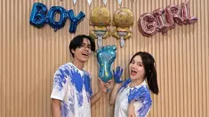 Momen bahagia saat mereka mengadakan acara pengumuman jenis kelamin bayi mereka, di mana dekorasi menunjukkan balon biru bertuliskan "It's a Boy," menandakan bahwa mereka akan menyambut seorang bayi laki-laki.. Meski digelar sederhana, kebahagiaan mereka segera banjir pujian dari netizen lewat kolom komentar. (Liputan6.com/IG/@ewkharis)