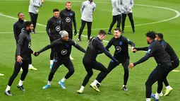 Para pemain Inggris tertawa saat bermain Kabaddi selama sesi pelatihan tim  di Staplewood Campus di southampton, Inggris selatan (9/9/2019). Inggris akan bertanding melawan Kosovo pada grup A Kualifikasi Euro 2020 di Stadion Saint Mary. (AFP Photo/Glyn Kirk)