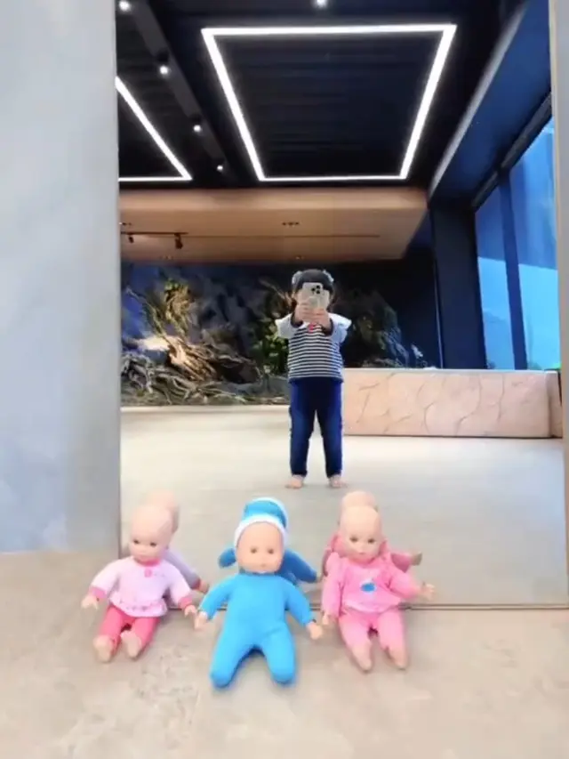 Momen Kelakuan Lucu Ameena Pinjam Ponsel Ayahnya, Ternyata Dipakai untuk Foto Boneka Bayi