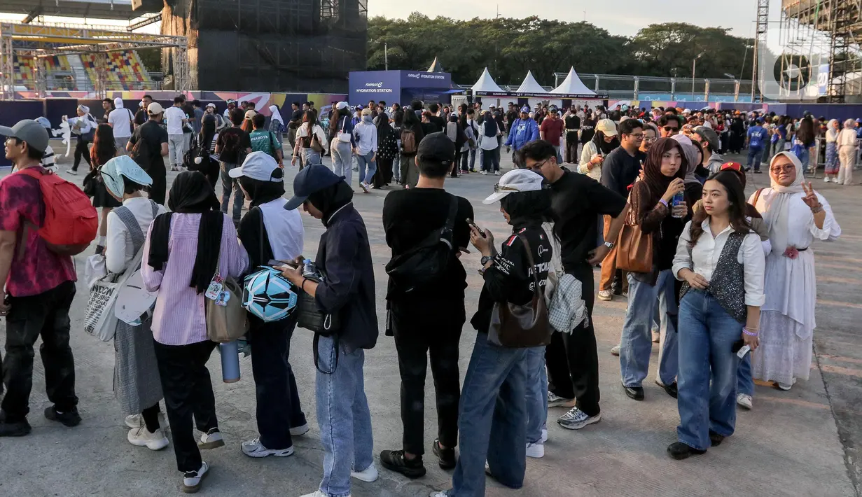 Gelaran Formula E World Championship seri ke-12 musim 2024-2025 yang digelar di Jakarta International E-Prix Circuit (JIEC) Ancol, Jakarta, memancing animo masyarakat untuk melihat dari dekat gelaran balap mobil listrik. (Liputan6.com/Herman Zakharia)