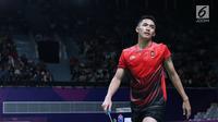 Tunggal putra Indonesia, Jonatan Christie saat melawan pemain India, Prannoy Haseena Sunil Kumar pada perempat final Bulutangkis Beregu Putra Asian Games 2018 di Jakarta, Senin (20/8). (Liputan6.com/Helmi Fithriansyah)