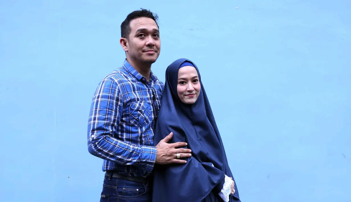 Sebagai seorang ibu, Lyra Virna juga menyiapkan menu sahur dan buka untuk suami dan anaknya. Meski sang suami sibuk syuting, perempuan 36 tahun itu juga harus menyiapkan buat buah hatinya. (Nurwahyunan/Bintang.com)