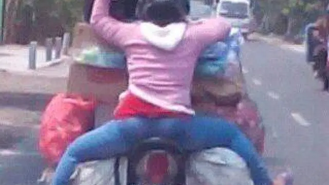 7 Potret Orang Boncengan Bawa Muatan Ini Malah Bikin Kasian