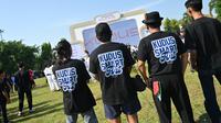 Seniman Kudus Smart Art yang mengkreasikan tifo raksasa PON Bela Diri 2025. Foto: PON Bela Diri 2025