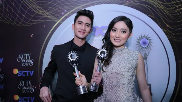 [Bintang] Potret Keserasian Verrel Bramasta dan Natasha Wilona di SCTV Awards 2017