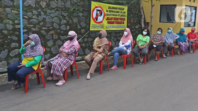 Beli Sayur Terapkan Physical Distancing di Perum Anyelir Depok