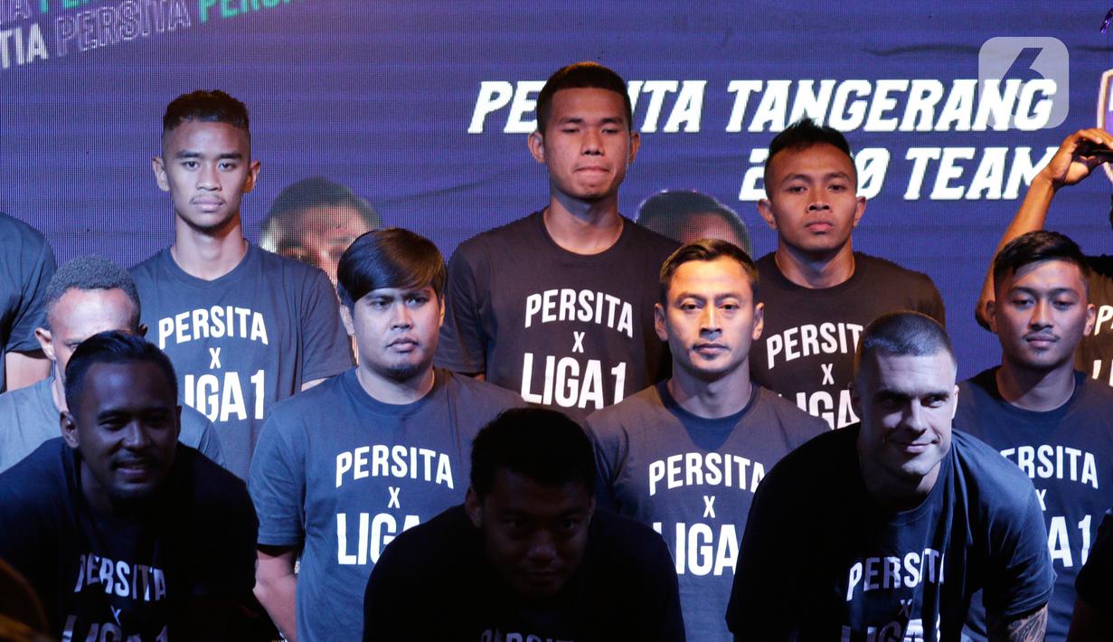 Persita Tangerang saat acara launching untuk 4 elemen terbaru klub jelang bergulirnya Shopee Liga 1 2020 di Gading Sepong, Tangerang, Rabu (26/2/2020). Empat elemen baru yang diluncurkan Persita Tangerang dalam acara tersebut adalah tim, jersey, logo, dan maskot. (Bola.com/M Iqbal Ichsan)