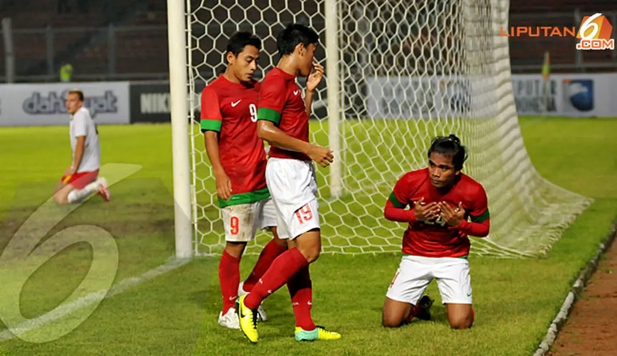 Zulham Manik Zamrun mengucapkan syukur usai mencetak gol ke gawang Kyrgyzstan (Liputan6.com/ Helmi Fithriansyah)
