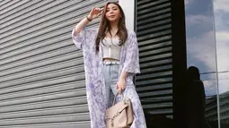 Long outer seperti yang digunakan oleh Kyra Nayda satu ini juga bisa ditiru oleh netizen. Memadukan busana putih serta celana jeans, outer motif ini memberikan detail penampilan yang makin cantik. (Liputan6.com/IG/@kyranayda)