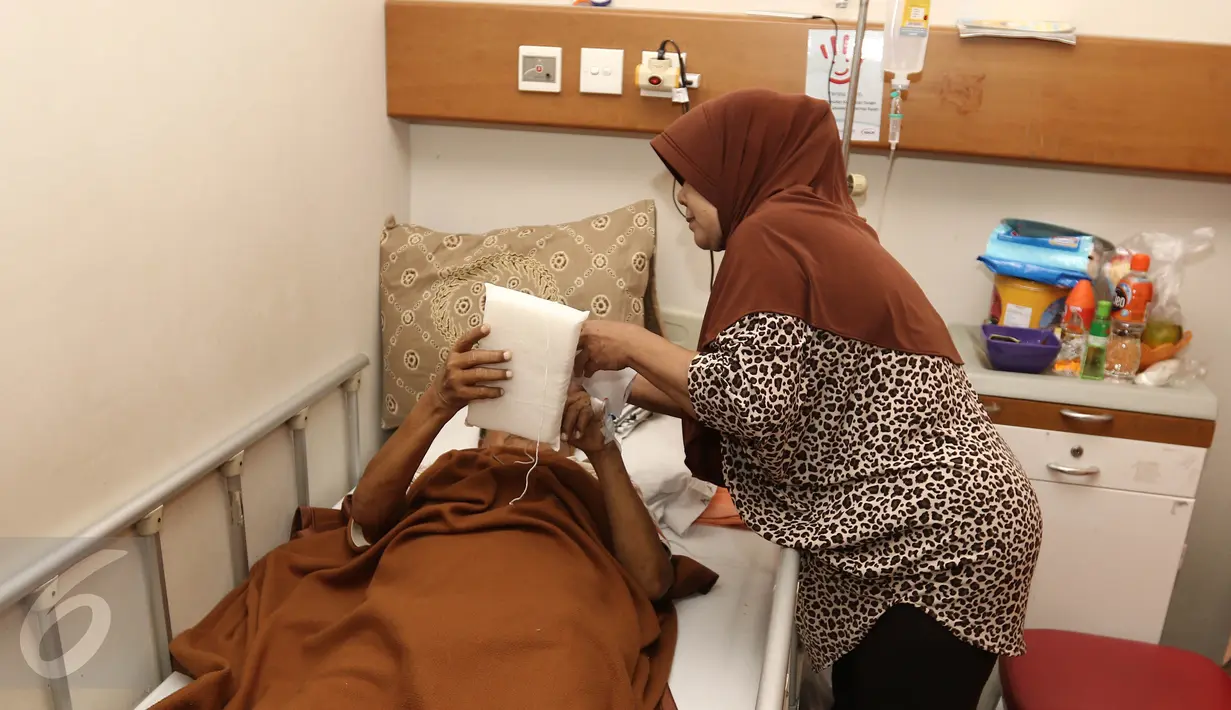 Pasein RSCM mencoblos surat suara saat mengikuti Pilkada DKI 2017 di TPS 15 RSCM, Jakarta, Rabu (15/2/2017). (Liputan6.com/Herman Zakharia)