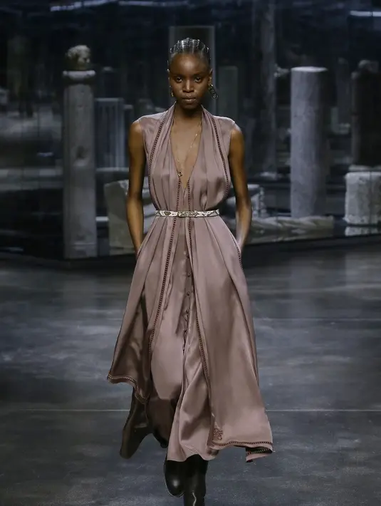 Koleksi FENDI ready to wear AW 2021 ini adalah tentang membongkar kembali koleksi yang ada, mengeksplorasinya dengan cara yang menarik, dan tak lekang oleh waktu. Foto: Document/FENDI.