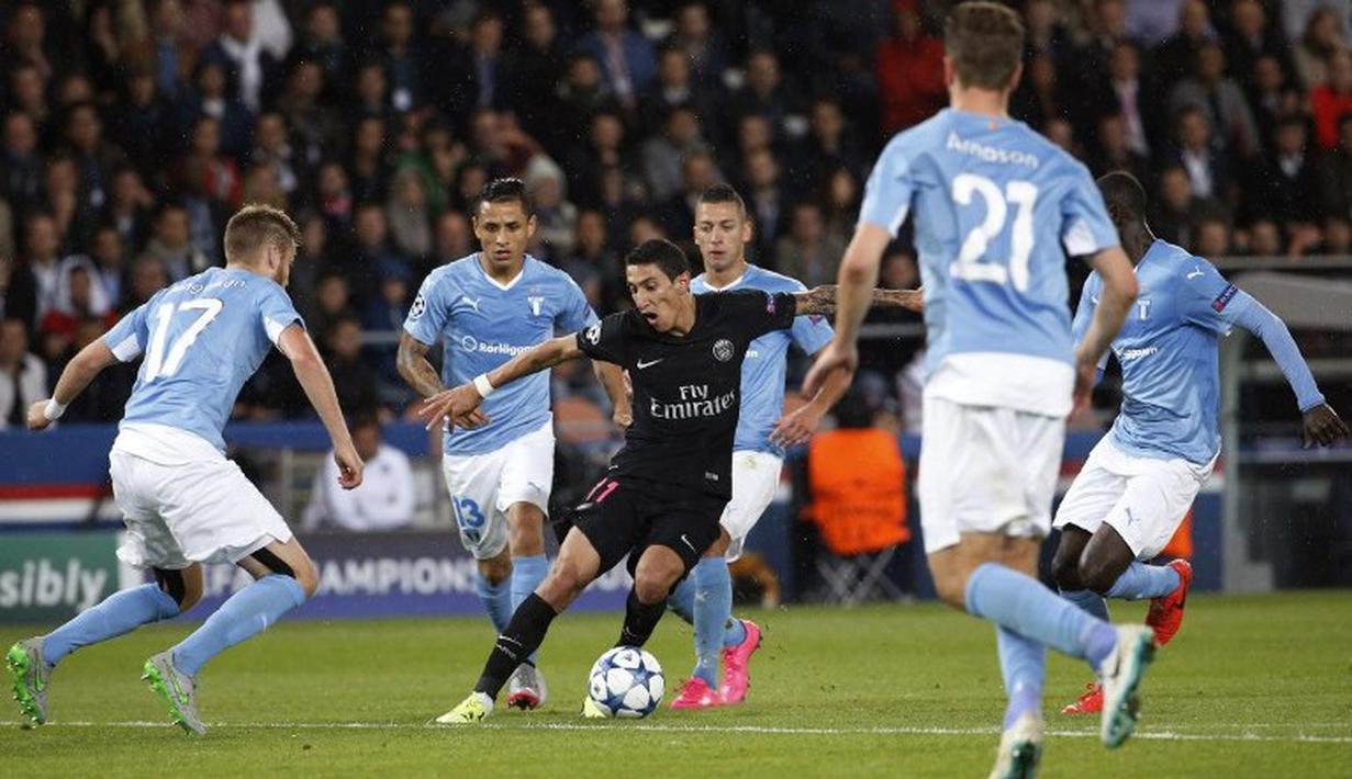 Pemain PSG, Angel Di Maria, mendapat kawalan lima pemain Malmo dalam laga Grup A Liga Champions di Stadion Parc des Princes, Paris, Prancis (15/9/2015). (AFP Photo/Thomas Samson)