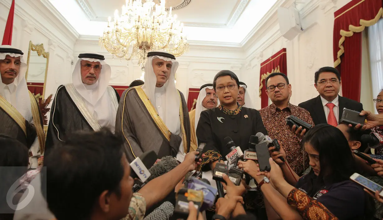 Menlu Retno LP Marsudi memberikan keterangan pers usai mengadakan pertemuan dengan delegasi Arab Saudi di Istana Merdeka, Jakarta, Selasa (20/10/2015). Pertemuan membahas kerjasama dalam bidang ekonomi khususnya perminyakan. (Liputan6.com/Faizal Fanani)