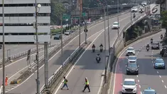 Kendaraan melintas di Jalan Gatot Soebroto di Jakarta, Selasa (1/5). Peringatan Hari Buruh menyebabkan lalu lintas di sejumlah ruas jalan Ibukota menjadi lebih lengang dibanding hari biasa. (Liputan6.com/Immanuel Antonius)