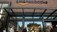 Pelanggan mengantre masuk ke toko buku baru di University Village di Seattle, Washington, Selasa (3/11). Setelah 20 tahun mejual buku secara online, akhirnya Amazon membuka toko buku fisik pertamanya yang bernama Amazon Books. (AFP Photo/Jason Redmond)