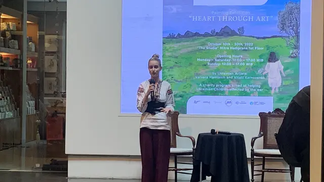 Varvara Haminain dalam Acara Pameran dan Lelang Lukisan “Heart Through Art”