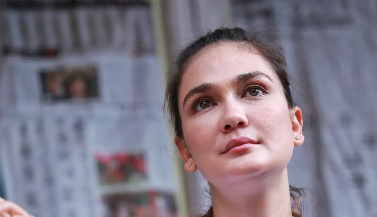 Tidak disangka, obrolan ringan antara Luna Maya dan Angga itu proses casting. Cara unik yang dilakukan oleh Angga itu juga diakui oleh Chicco. "Angga itu setiap mencari karakter punya treatment sendiri," kata Chicco. (Adrian Putra/Bintang.com)